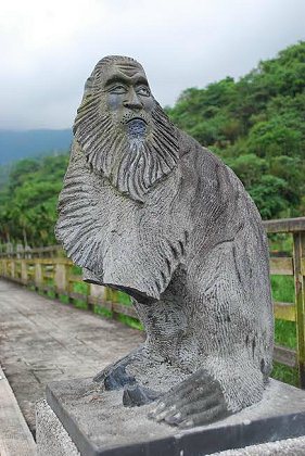 重光橋頭老獼猴雕像說明了這裡過去擁有不曾被破壞的原始森林與豐富生態。 記者趙惠群...