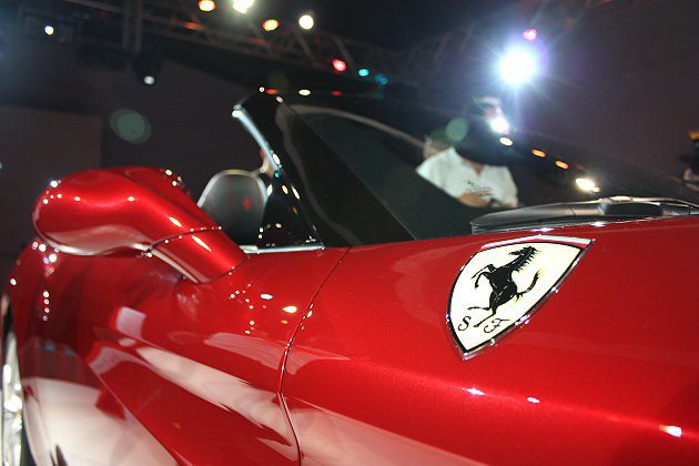 車身上的Ferrari紅鬃烈馬logo。 記者林和謙／攝影