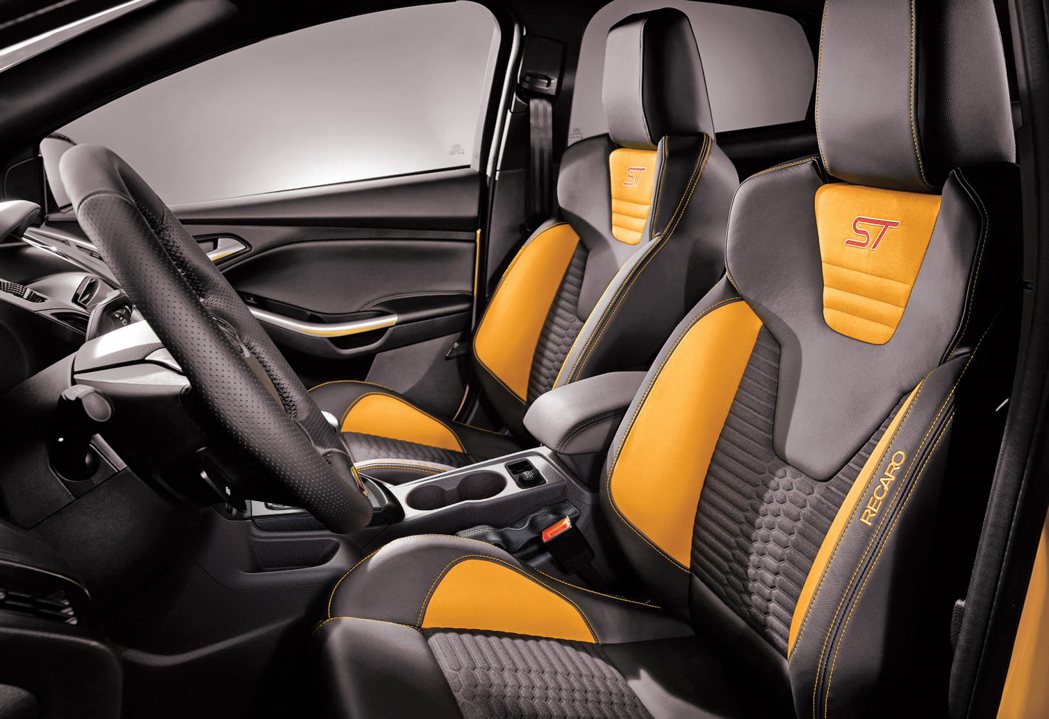 Ford Focsu ST車室頂級工藝Recaro賽車座椅緊密包覆，人車完美貼合...