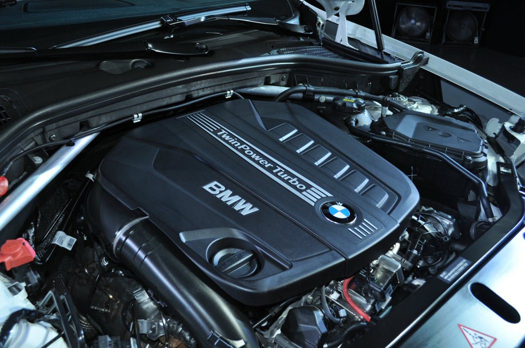 X4 xDrive30d搭載BMW TwinPower Turbo直列六缸柴油引...