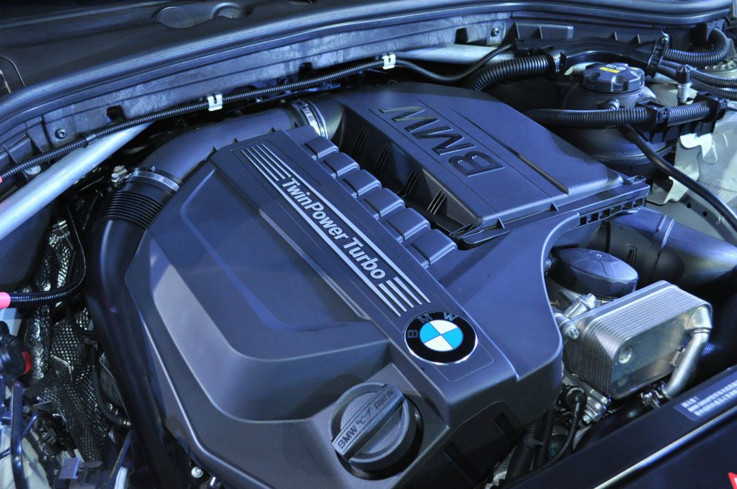 X4 xDrive35i搭載BMW TwinPower Turbo六缸汽油引擎，...