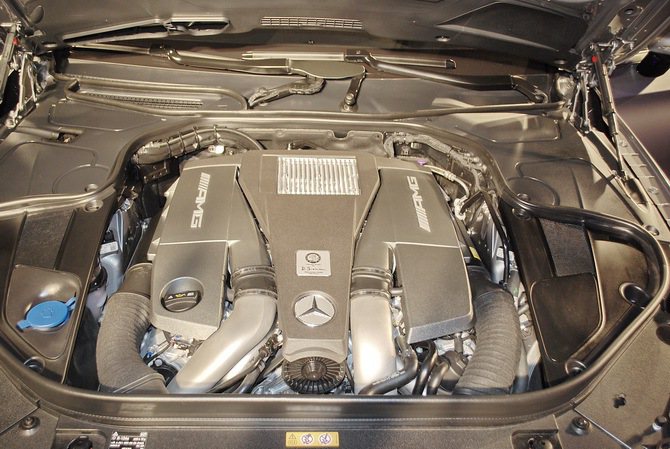動力搭載5,461c.c的V8缸內直噴雙渦輪增壓汽油引擎，最大馬力585匹，最大...