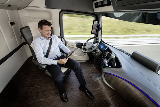 賓士研發中的2025年未來貨卡車，已容許駕駛者在完全放手情況下，讓車子自行行駛，...