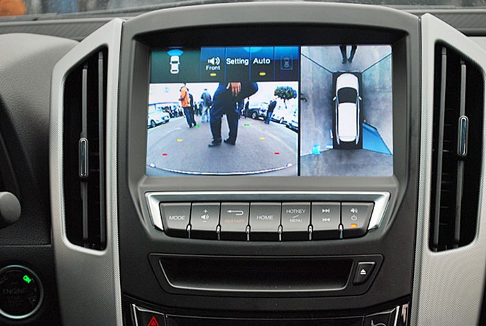 除360度環艙影像，螢幕也能即時顯示倒車時後方影像及車側影。 記者趙惠群／攝影