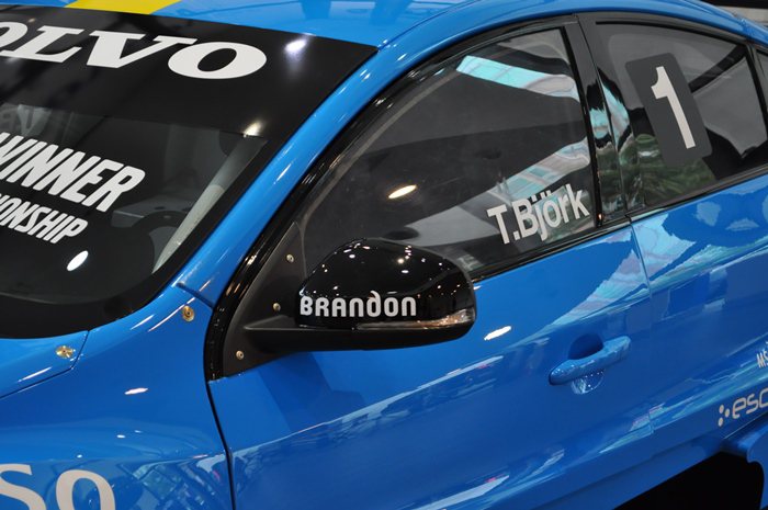 來台展示的賽車，是冠軍車手Thed Björk座駕，車窗上即有車手名字車貼。 記...