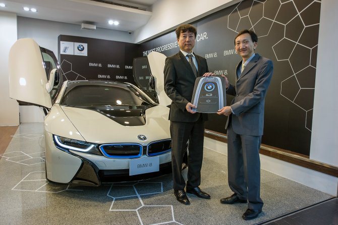 台灣首部BMW i8正式交車。 汎德提供
