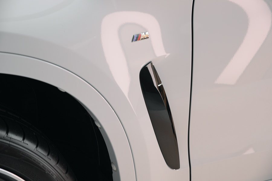 M款外觀套件包括車側黑色導流氣孔和黑色高光澤窗框。 記者趙惠群／攝影
