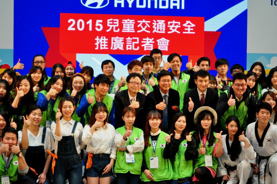 Hyundai駐台主管與南陽實業魏國志總經理(中)與所有志工合影。 記者許信文／攝影
