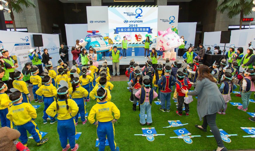 由40位來自韓國大使與國內10位願景行動志工，帶領國內的幼兒主人翁在遊戲互動中學...