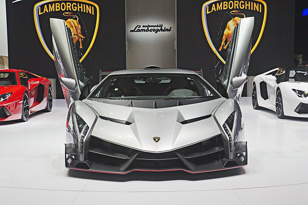 Veneno車頭有大型進氣孔延伸至葉子板。 Lamborghini