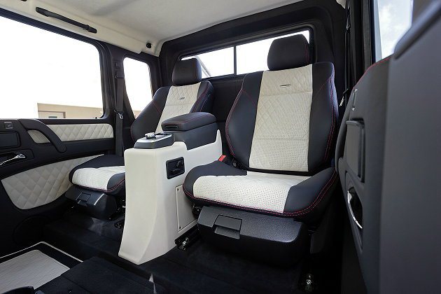 G63 AMG 6x6後座椅有電動可調及附通風加熱功能，扶手上也有獨立中控台。 ...