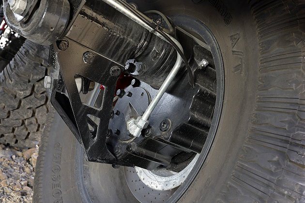 G63 AMG 6x6具備胎壓控制系統，能隨時因應地形而調整胎壓，增輪胎抓地。 ...