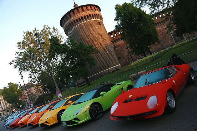 來自29個國家和地區的350輛Lamborghini超跑齊集一堂。 Lambor...