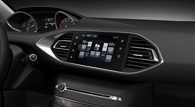 配備9.7吋大面積觸控螢幕。 Peugeot