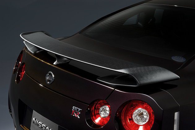 GT-R Midnight Opal有大型乾式碳纖尾翼。 Nissan