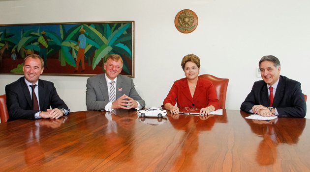 巴西現任總統Dilma Rousseff(右二)親自與M-Benz董事會成員簽訂...
