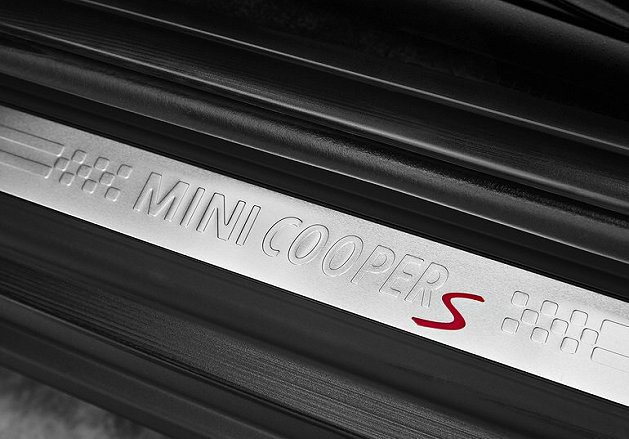 性能版Mini Cooper S的迎賓踏板銘牌。 MINI提供