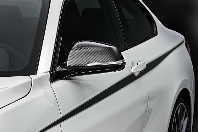 後視鏡採碳纖式樣，車身摺線下緣也有黑色塗裝。 BMW提供
