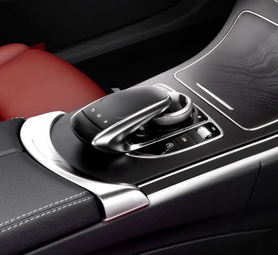 中央扶手上的Controller控制旋鈕附有手寫板。 M-Benz提供