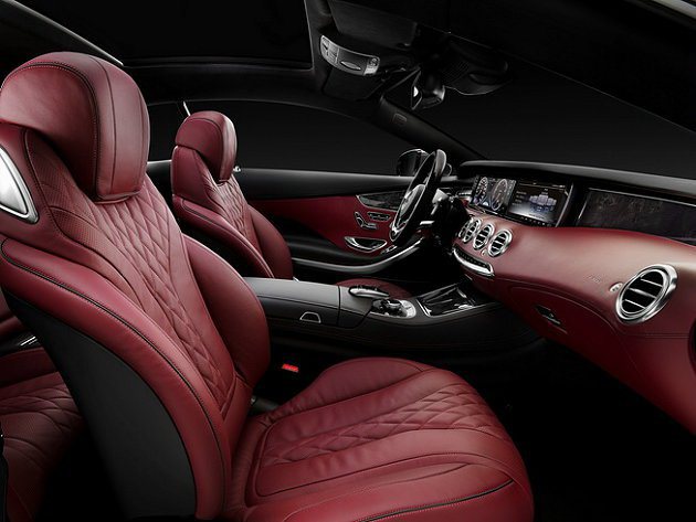 三幅式運動方向盤、高品質皮革與鍍鉻飾條的內裝修飾，質感度強。 M-Benz提供
