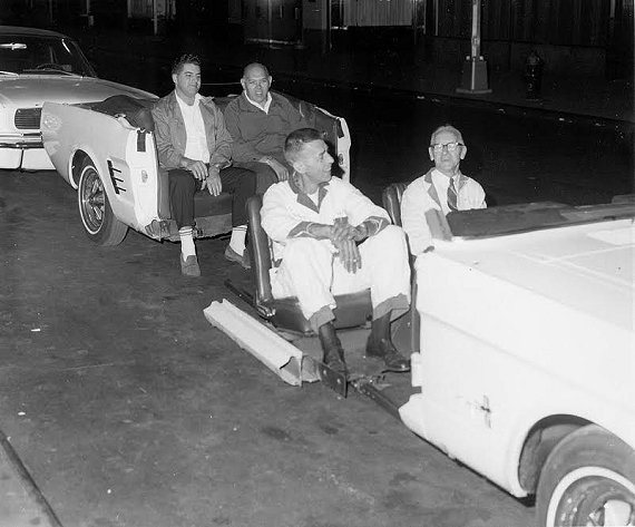 1965年當年Ford團隊拆解第一代Mustang敞篷車款場景。 Ford提供