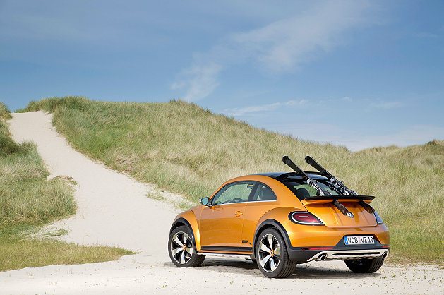 可背載滑雪板、衝浪板或滑沙板的Beetle Dune，具備休閒功能， VW提供