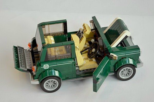 樂高模型的Mini Cooper車門引擎蓋和尾門都能打開。 MINI／Lego