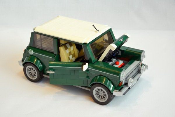 模型的輪胎、保險桿和門把與頭燈和尾燈，都取材自原車款。 MINI／Lego