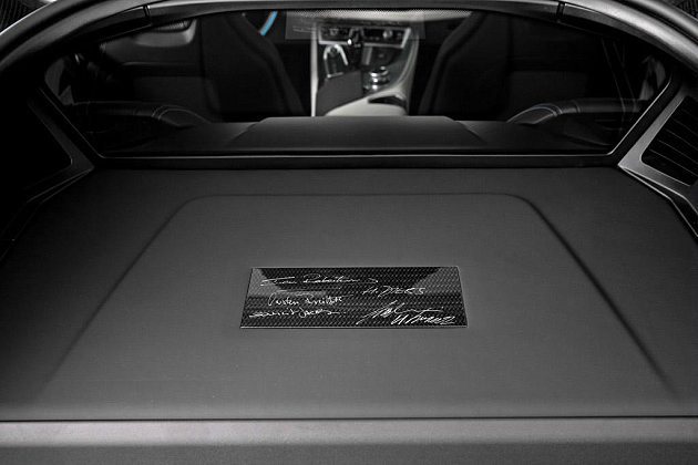 車艙內i8研發人員的簽名銘牌。 BMW提供