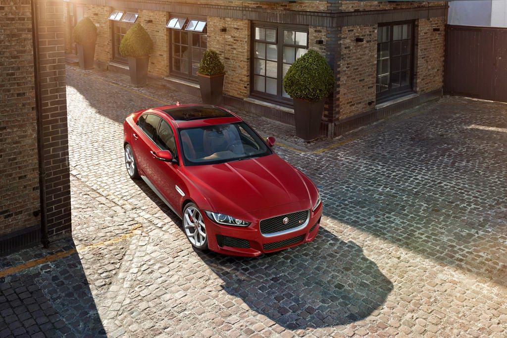 Jaguar全新XE S有網格式水箱護罩，引擎蓋上有銳利的流線增強車子的動感。 ...