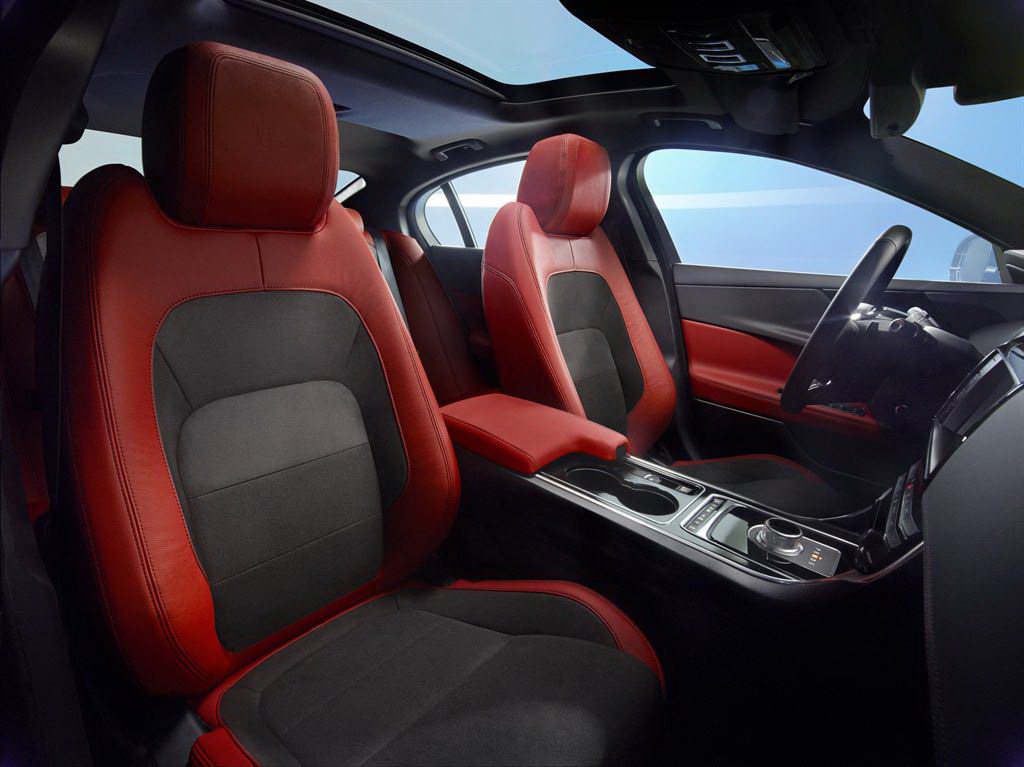 Jaguar XE有跑車化的座椅，中央鞍座有和F-Type相似的中控旋鈕。 Ja...