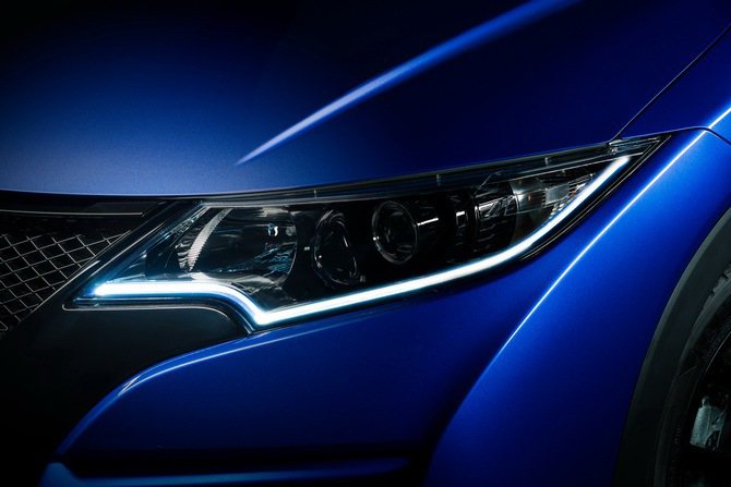 Honda Civic Sport 車頭燈下燈眉為LED定位燈具備高識別度。 H...