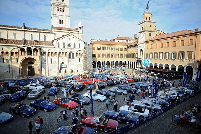 超過200輛Maserati齊聚Piazza Grande準備出發百年巡游慶典。...