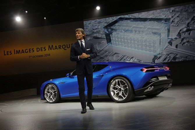 巴黎車展揭幕日，Lamborghini總裁Stephan Winkelmann先...