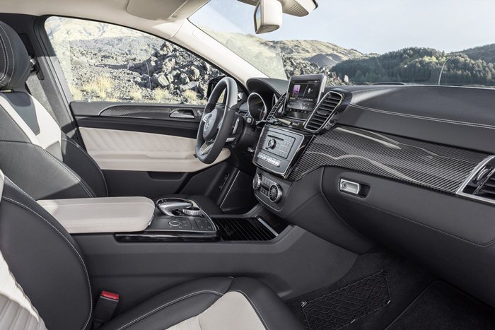 車室以碳纖維搭配鋼琴烤漆飾飾板，再有AMG專屬的跑車化座椅。 Mercedes ...