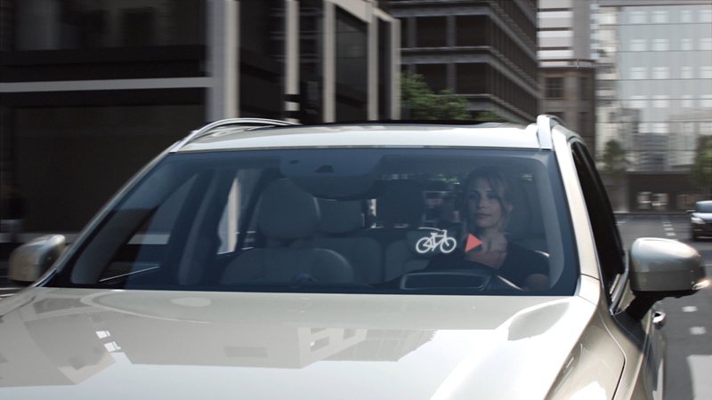 Volvo為防範自行車騎士被汽車碰撞所開發的互聯科技，當自行車與汽車接近時，車子抬頭顯示器會顯示有自行車接近，提醒駕駛者預防。 Volvo提供