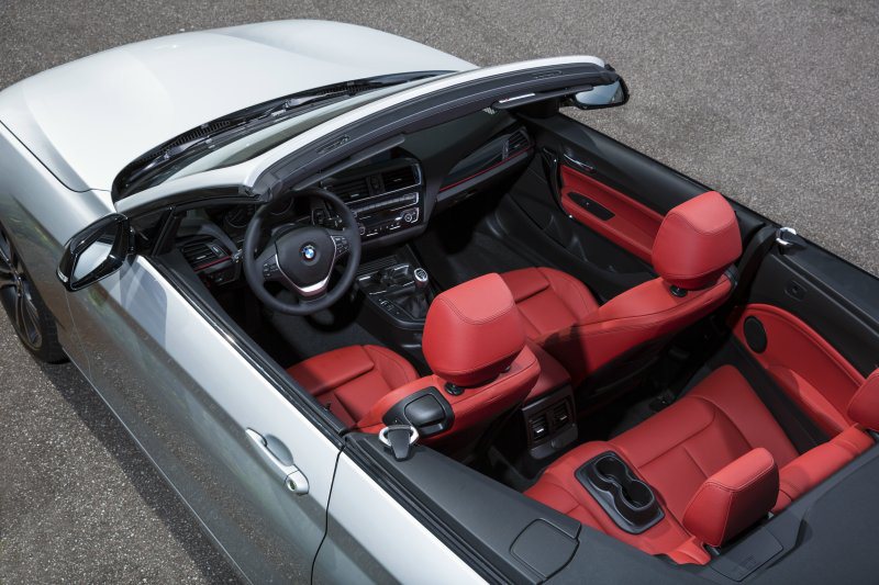 內裝部分維持品牌的豪華與細節兼具質感，駕駛功能與中控台介面也是傾向駕駛者的專注導向設計。 BMW提供