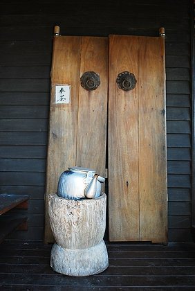 臨崖包廂用了舊板門和大茶壺來傳達舊時光的美好。 記者趙惠群／攝影