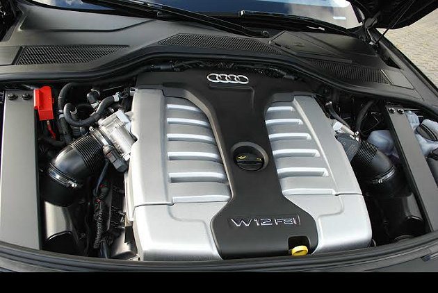 全車系動力系統全力節能減碳，我們試乘的W12引擎還結合COD系統，在低速及壅塞路...