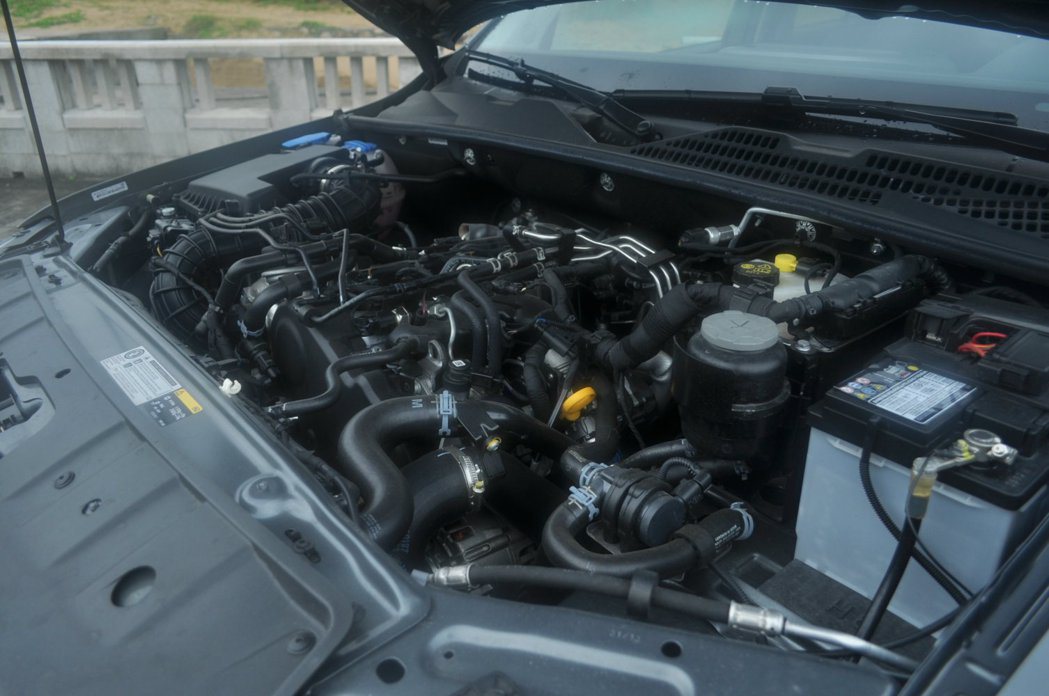 2.0L TDI雙渦輪增壓柴油引擎，提供180hp最大馬力，以及在1,750rp...