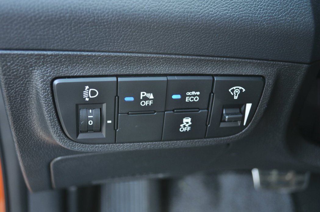位在駕駛前方左側的控制按鍵編成。其中active ECO主動節能模式啟動後，會自...
