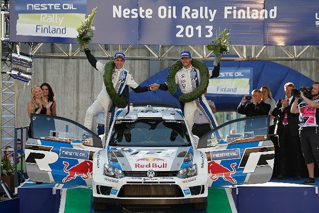 Sebastien Ogier(左)奪冠後接受歡呼。 WRC官網提供