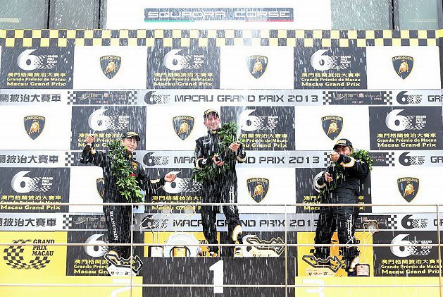 獲勝車手分享勝利喜悅，左為台灣車手林帛亨。 Lamborghini提供