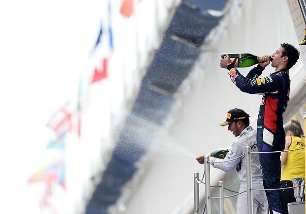 Lewis Hamilton(白色賽車服)再度力壓群雄，連四站稱霸。 F1官網