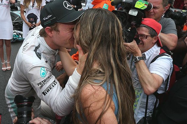 Rosberg與女友擁抱親吻。 F1官網