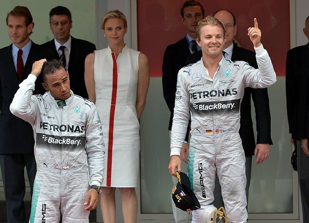 F1摩納哥站賽後，Lewis Hamilton(左)與Nico Rosberg之間無互動、氣氛冷。 F1官網