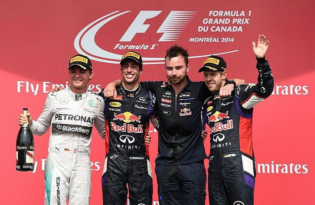 Vettel(右)本季第二次站上頒獎台。 F1官網