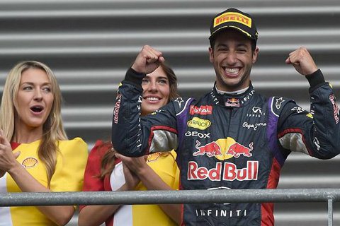 Hamilton遭撞不爽 比利時站Ricciardo摘冠