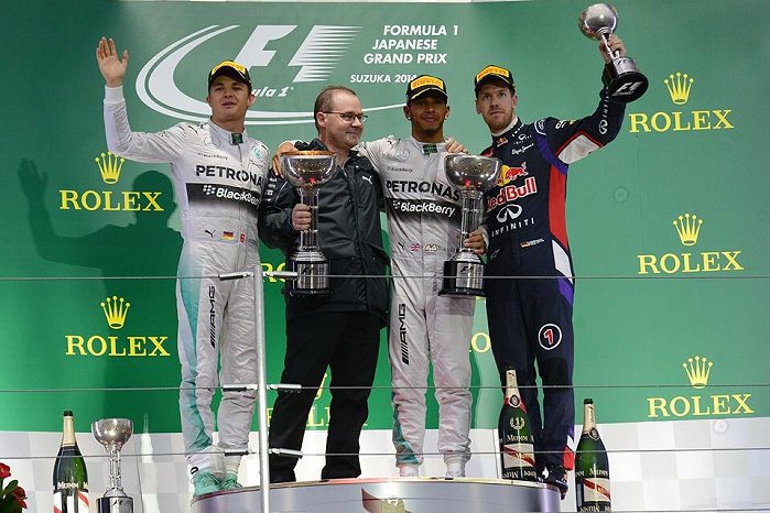 賓士車隊Lewis Hamilton(右二)摘冠，再稍拉開與Rosberg(左一...