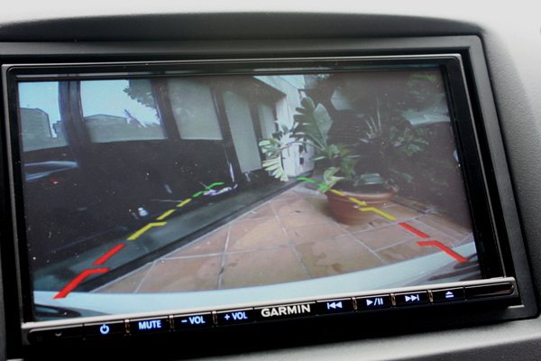 選配倒車影像攝影機後，螢幕可顯示倒車時後方狀況，增添安全性。 記者林和謙